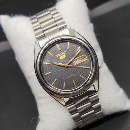 Vintage 1985 Original Seiko 5 Automatic 7009-3040 Black Face 17 Jewels Day-Date Japanese Men's Wrist Watch VS05