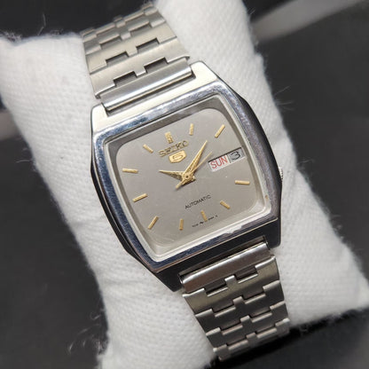 Vintage 1976 Original Seiko 5 Automatic 7009-3090 Grey Face 17 Jewels Day-Date Japanese Men's Wrist Watch VS15