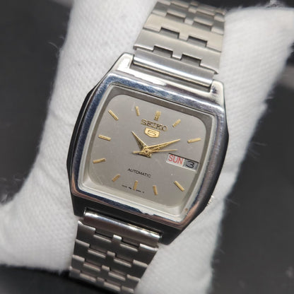 Vintage 1976 Original Seiko 5 Automatic 7009-3090 Grey Face 17 Jewels Day-Date Japanese Men's Wrist Watch VS15