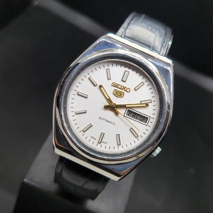 Vintage 1987 Original Seiko 5 Automatic 7009-8761 White Face 17 Jewels Day-Date Japanese Men's Wrist Watch VS54