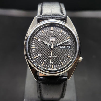 Vintage 1977 Original Seiko 5 Automatic 7009 Black Face 17 Jewels Day-Date Japanese Men's Wrist Watch VS57