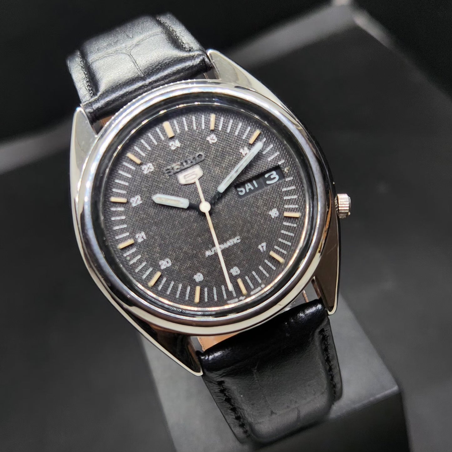 Vintage 1977 Original Seiko 5 Automatic 7009 Black Face 17 Jewels Day-Date Japanese Men's Wrist Watch VS57