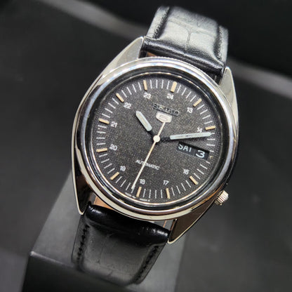 Vintage 1977 Original Seiko 5 Automatic 7009 Black Face 17 Jewels Day-Date Japanese Men's Wrist Watch VS57
