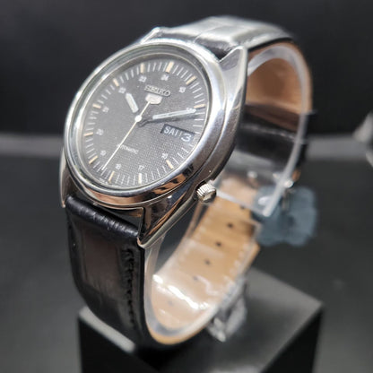 Vintage 1977 Original Seiko 5 Automatic 7009 Black Face 17 Jewels Day-Date Japanese Men's Wrist Watch VS57