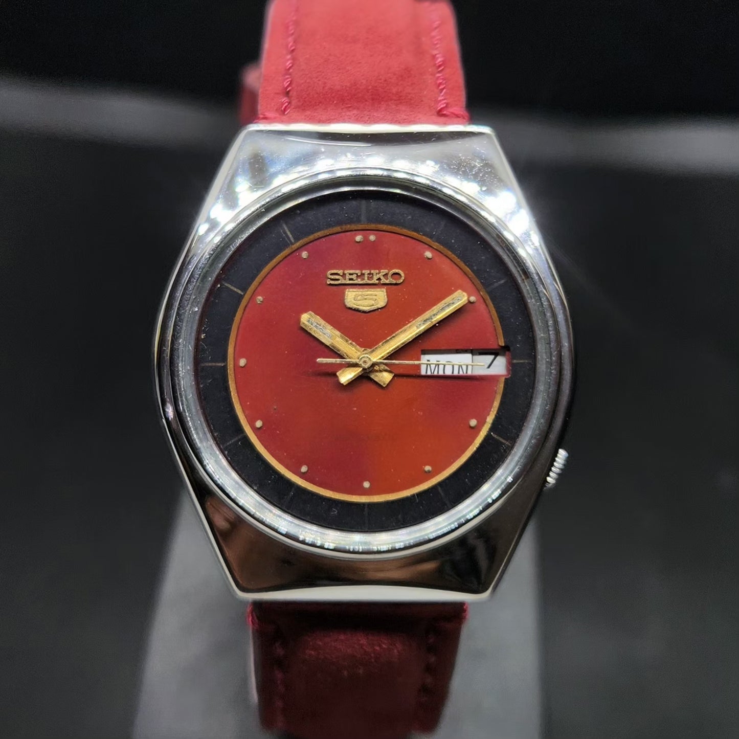 Vintage 1984 Original Seiko 5 Automatic 6309-8910 Red Face 17 Jewels Day-Date Japanese Men's Wrist Watch VS64