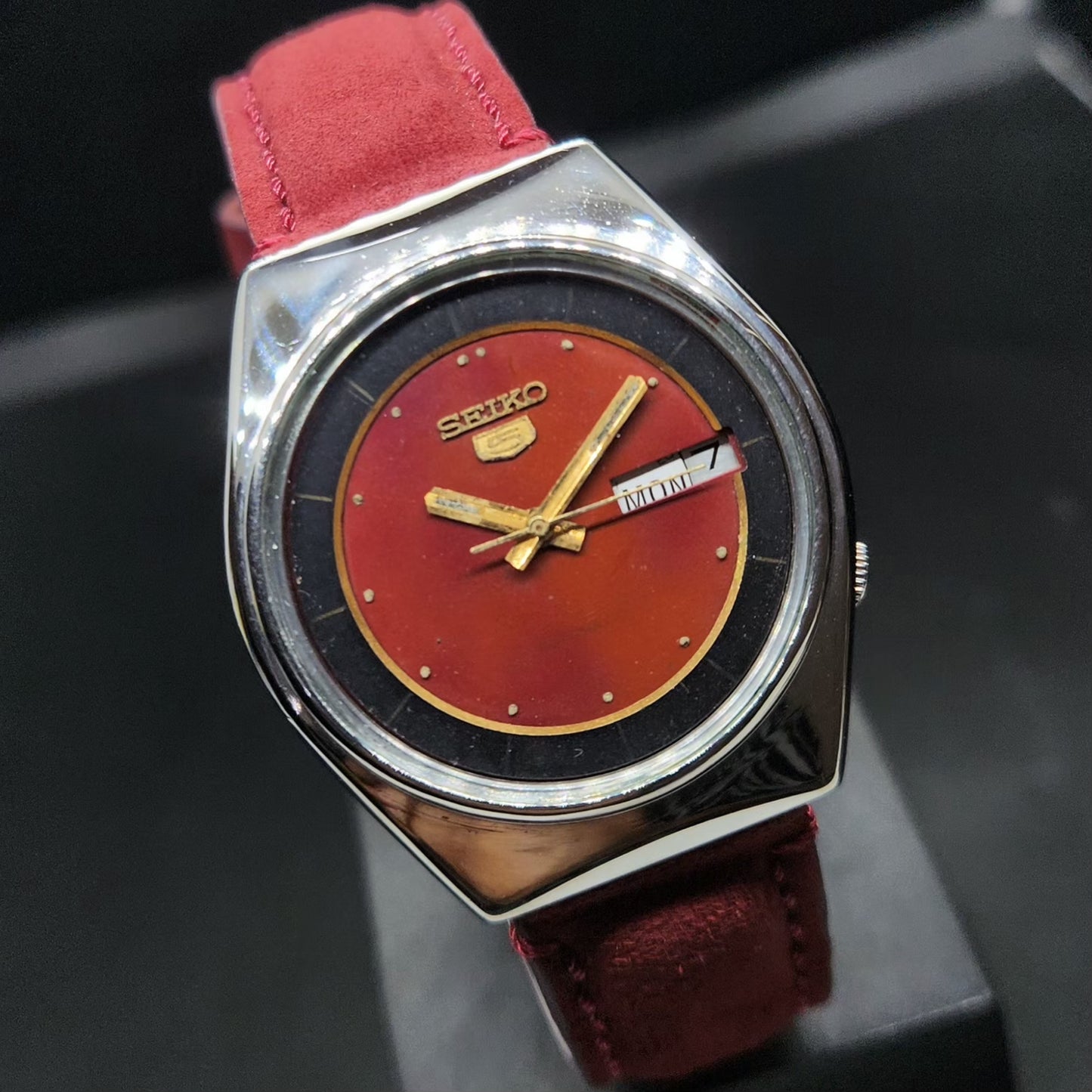 Vintage 1984 Original Seiko 5 Automatic 6309-8910 Red Face 17 Jewels Day-Date Japanese Men's Wrist Watch VS64