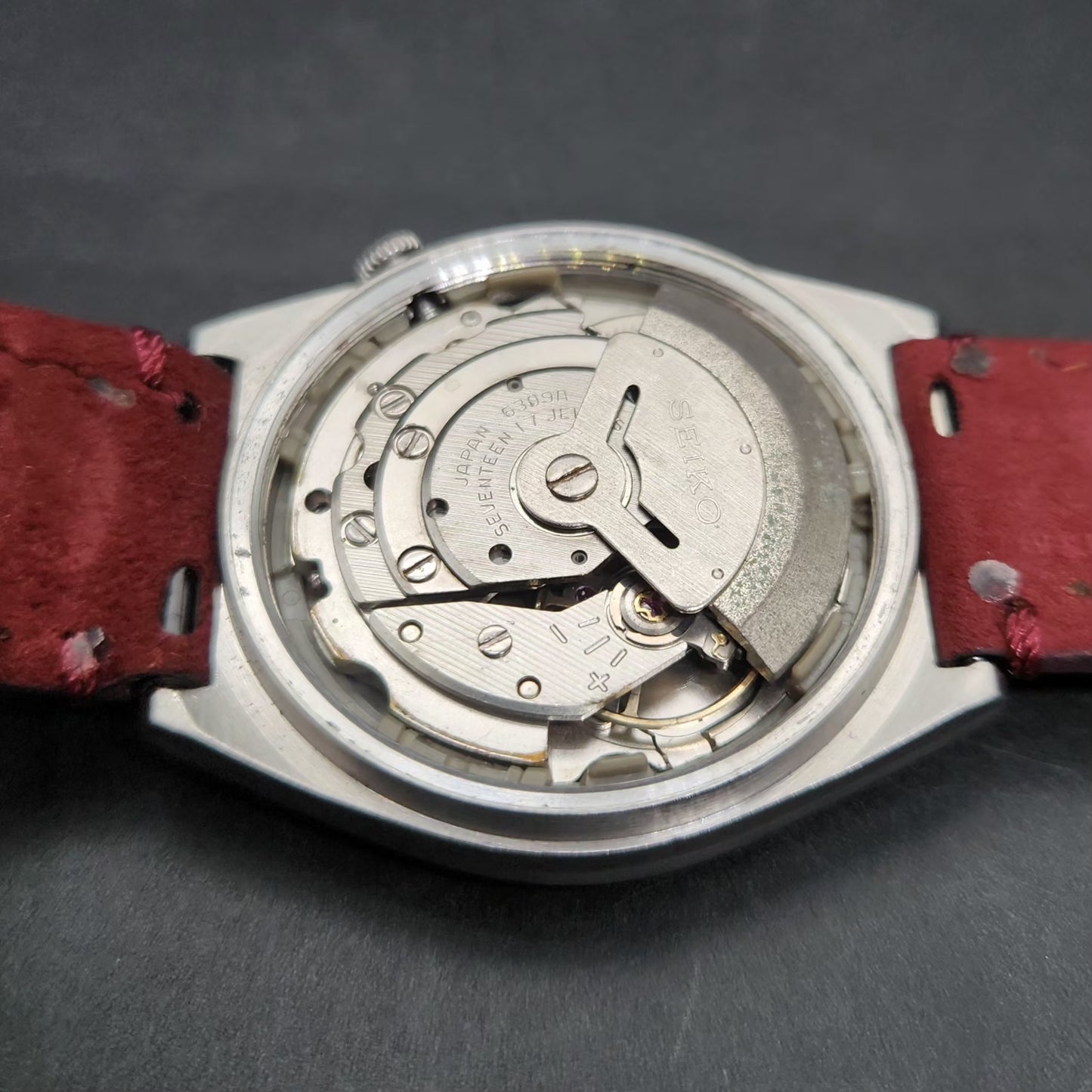 Vintage 1984 Original Seiko 5 Automatic 6309-8910 Red Face 17 Jewels Day-Date Japanese Men's Wrist Watch VS64