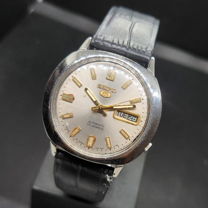 Vintage 1974 Original Seiko 5 Automatic 7019-7100 Silver Face 21 Jewels Day-Date Japanese Men's Wrist Watch VS69