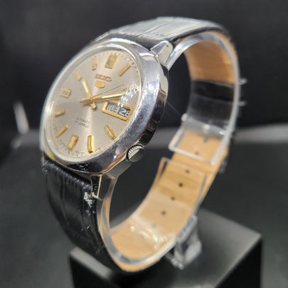 Vintage 1974 Original Seiko 5 Automatic 7019-7100 Silver Face 21 Jewels Day-Date Japanese Men's Wrist Watch VS69