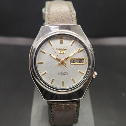 Vintage 1985 Original Seiko 5 Automatic 7009-8331 Silver Face 17 Jewels Day-Date Japanese Men's Wrist Watch VS74