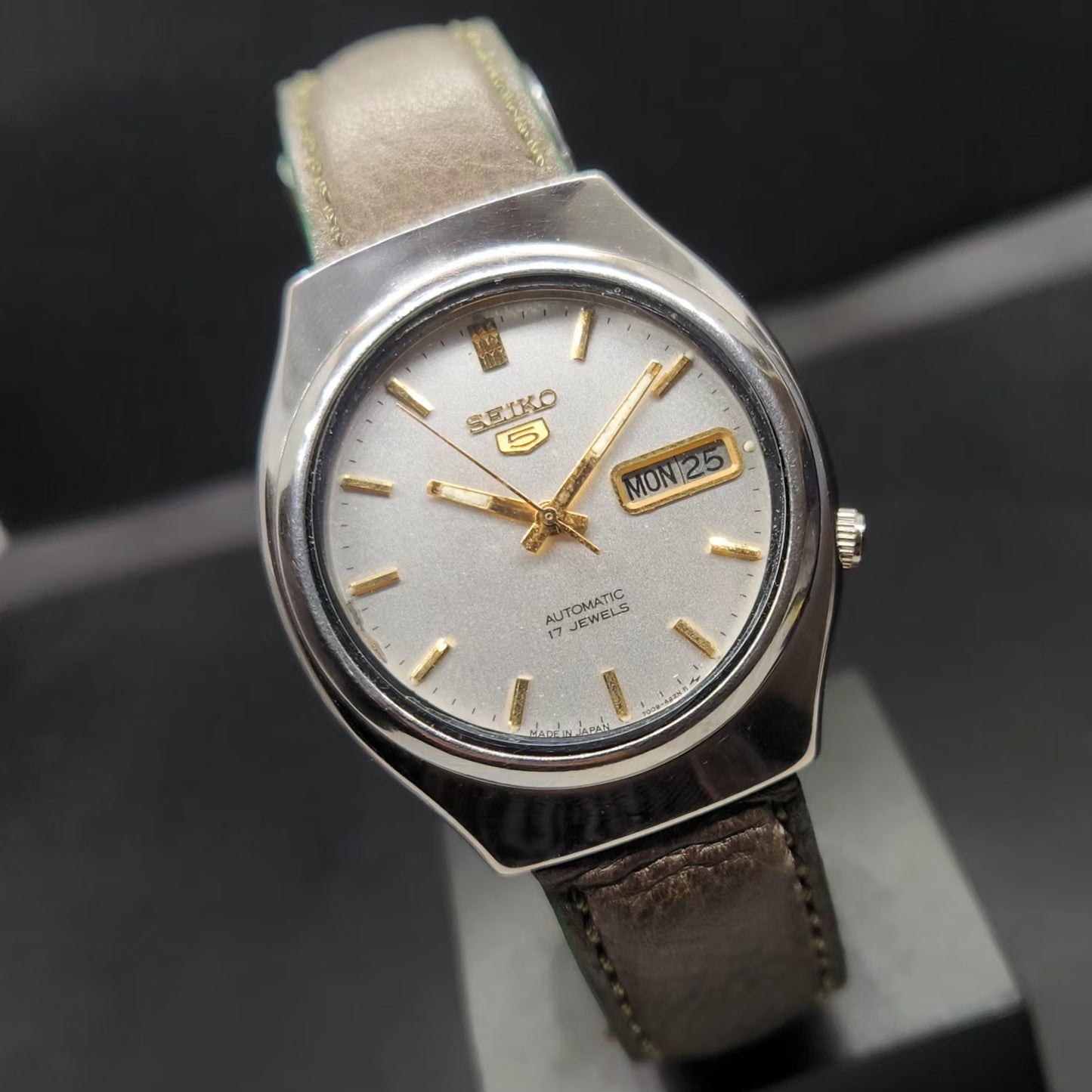 Vintage 1985 Original Seiko 5 Automatic 7009-8331 Silver Face 17 Jewels Day-Date Japanese Men's Wrist Watch VS74