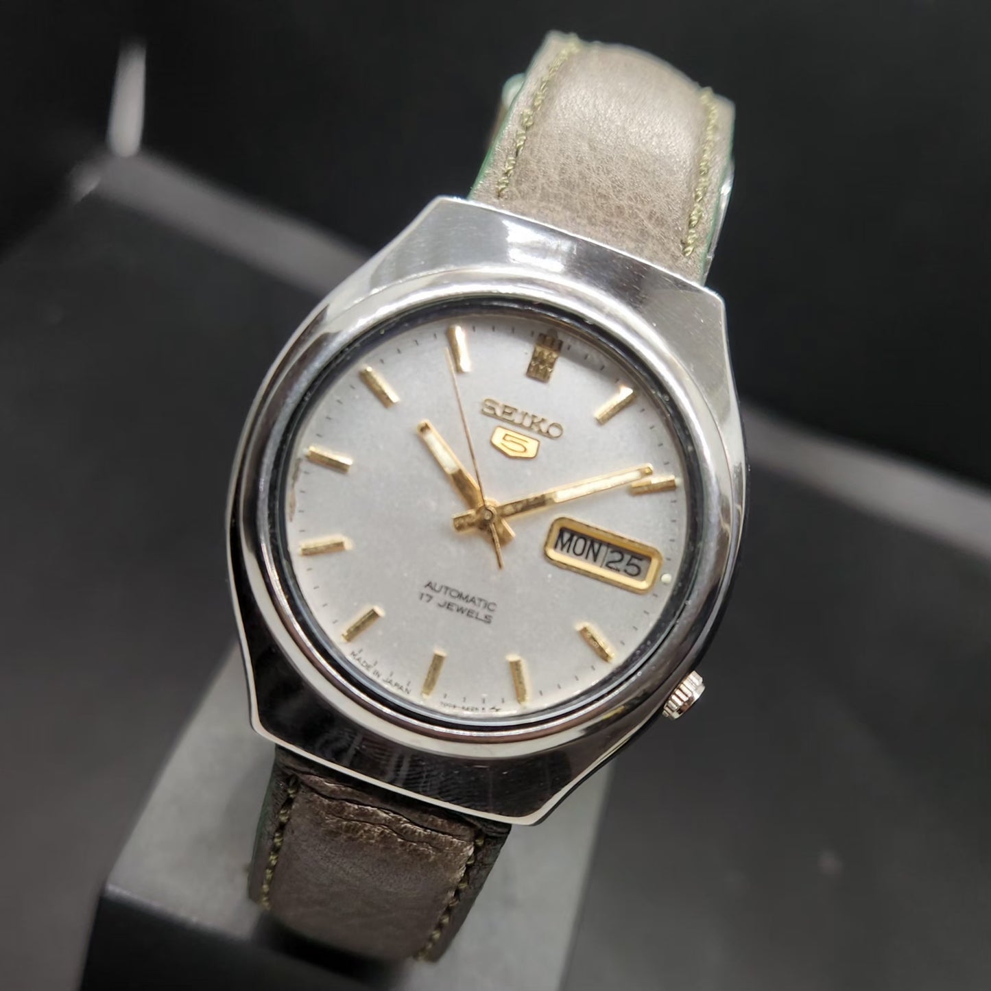 Vintage 1985 Original Seiko 5 Automatic 7009-8331 Silver Face 17 Jewels Day-Date Japanese Men's Wrist Watch VS74