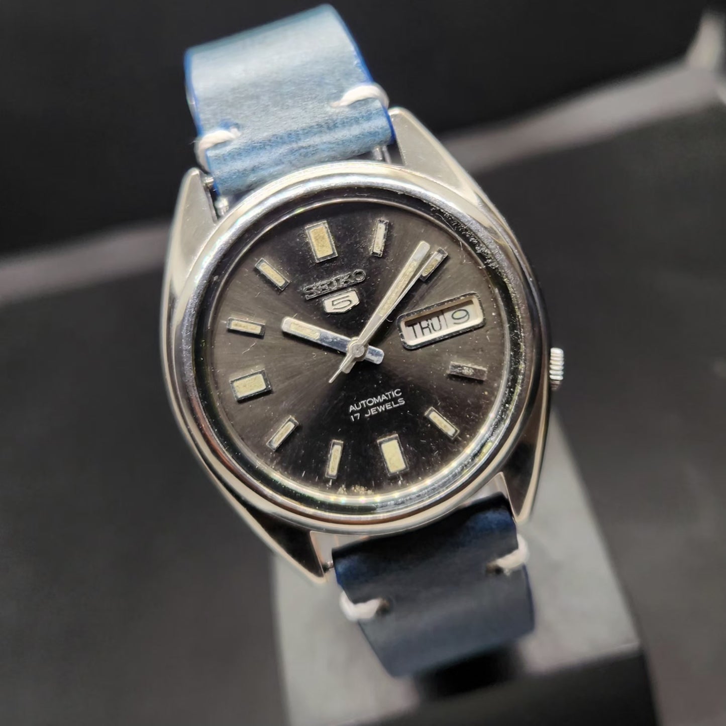 Vintage 1974 Original Seiko 5 Automatic 7019-8281 Black Face 21 Jewels Day-Date Japanese Men's Wrist Watch VS75