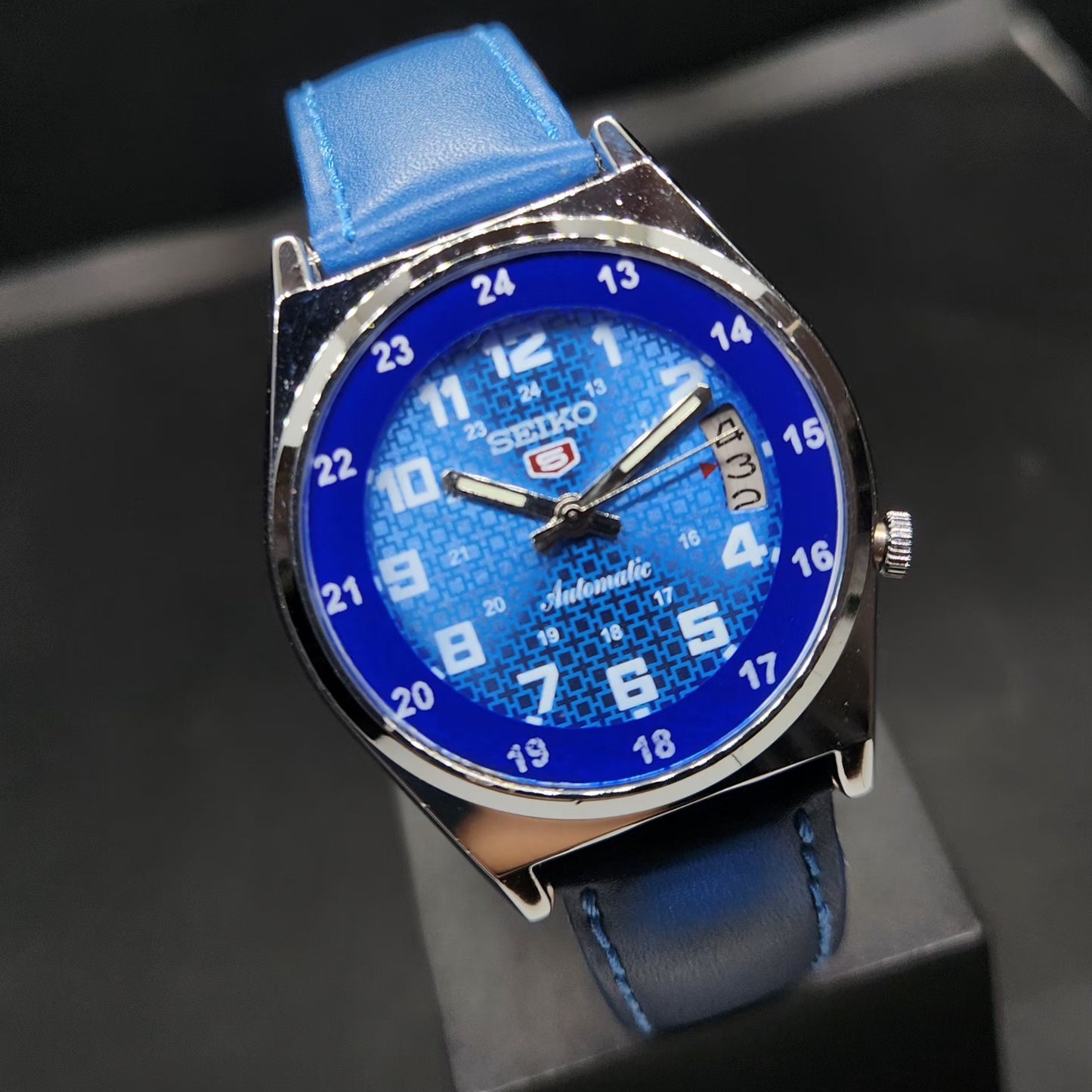 Vintage Mod Seiko 5 Automatic 17 Jewels Cal. 7009 Blue Face Blue Leather Band Date Men's Wrist Watch VS77