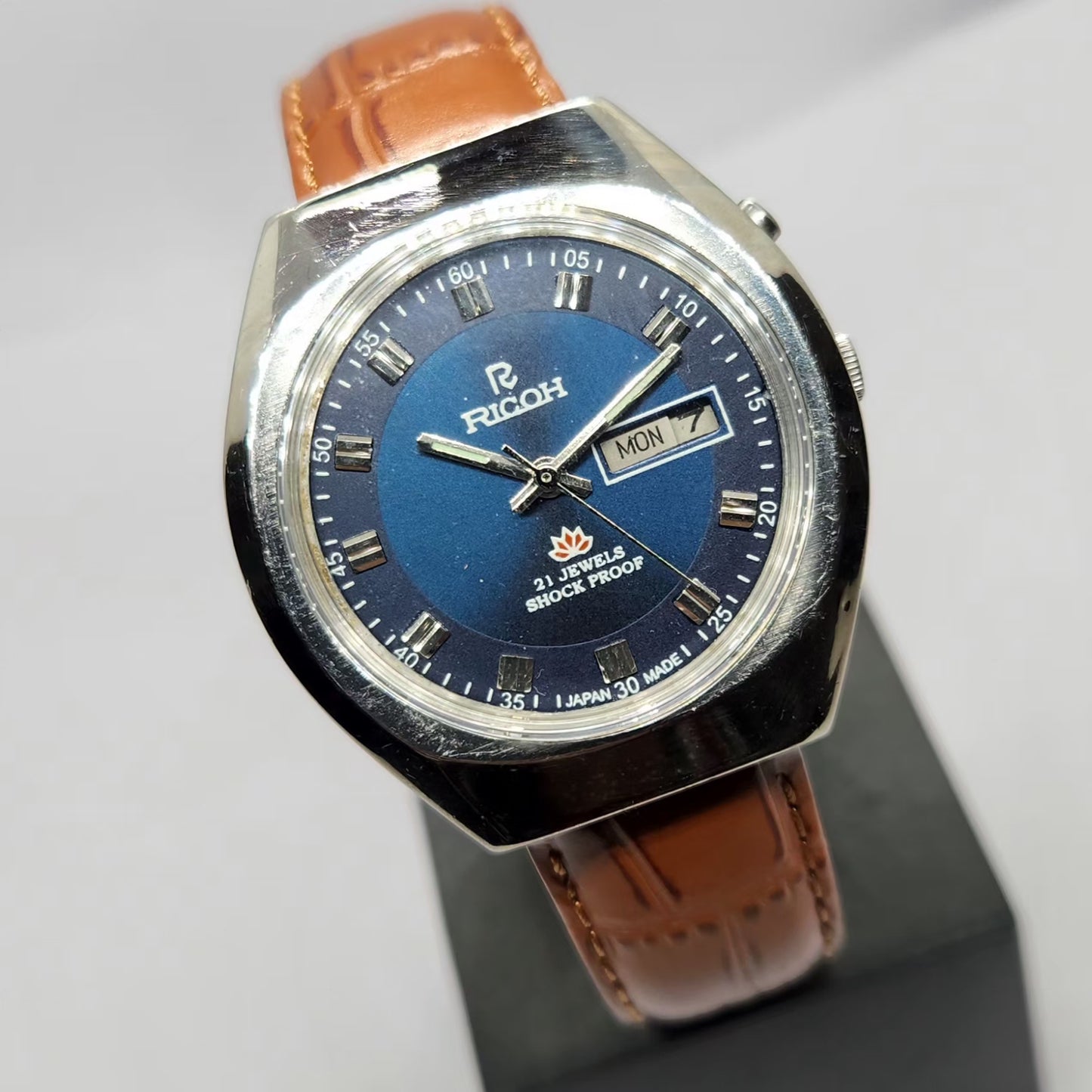 Vintage Ricoh R31 Automatic Blue Face Brown Strap 21 Jewels Day-Date Men's Wrist Watch R41