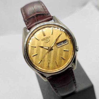Vintage 1980 Original Seiko 5 Automatic 7009-8150 Gold Face 17 Jewels Day-Date Japanese Men's Wrist Watch SA01