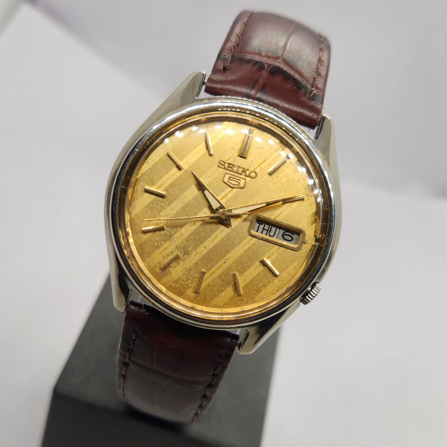 Vintage 1980 Original Seiko 5 Automatic 7009-8150 Gold Face 17 Jewels Day-Date Japanese Men's Wrist Watch SA01