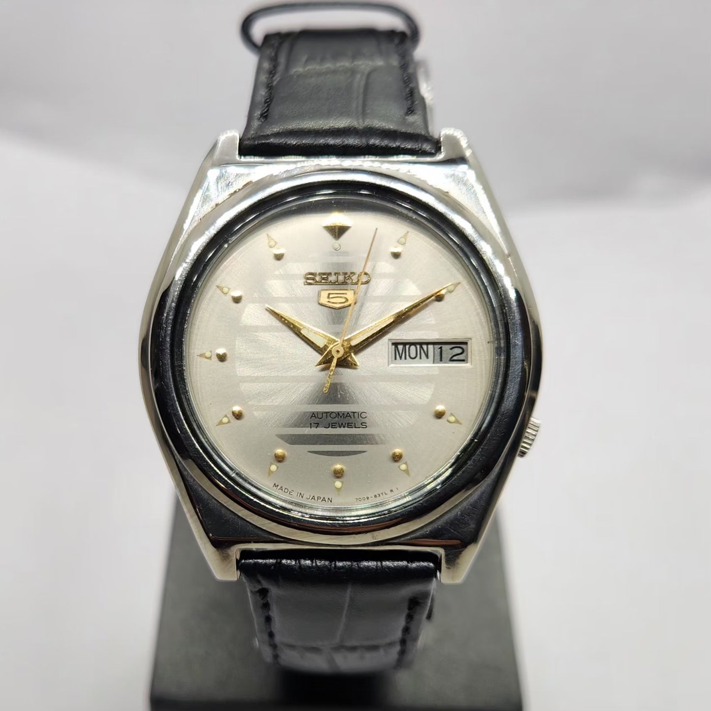 Vintage 1983 Original Seiko 5 Automatic 7009-3040 Silver Face 17 Jewels Day-Date Japanese Men's Wrist Watch SA04