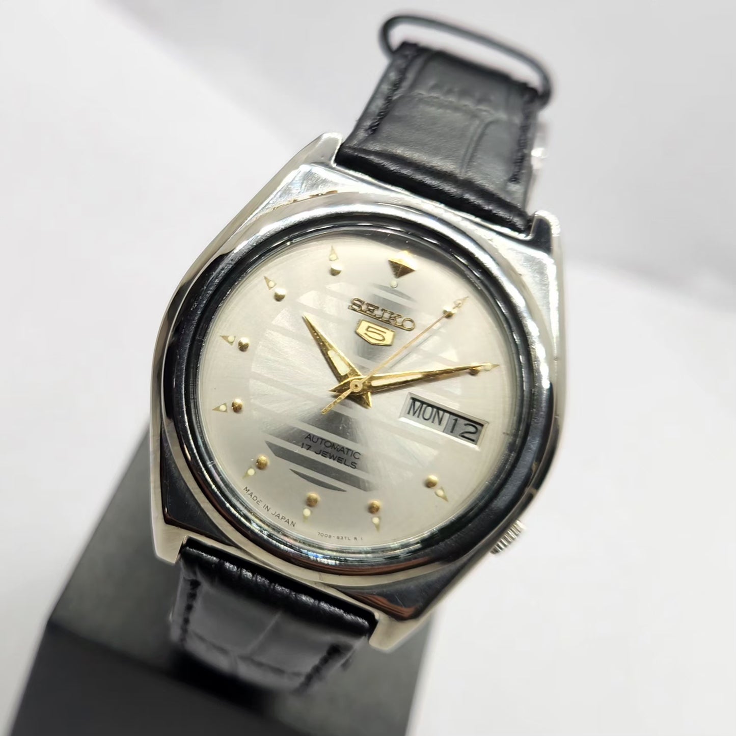 Vintage 1983 Original Seiko 5 Automatic 7009-3040 Silver Face 17 Jewels Day-Date Japanese Men's Wrist Watch SA04