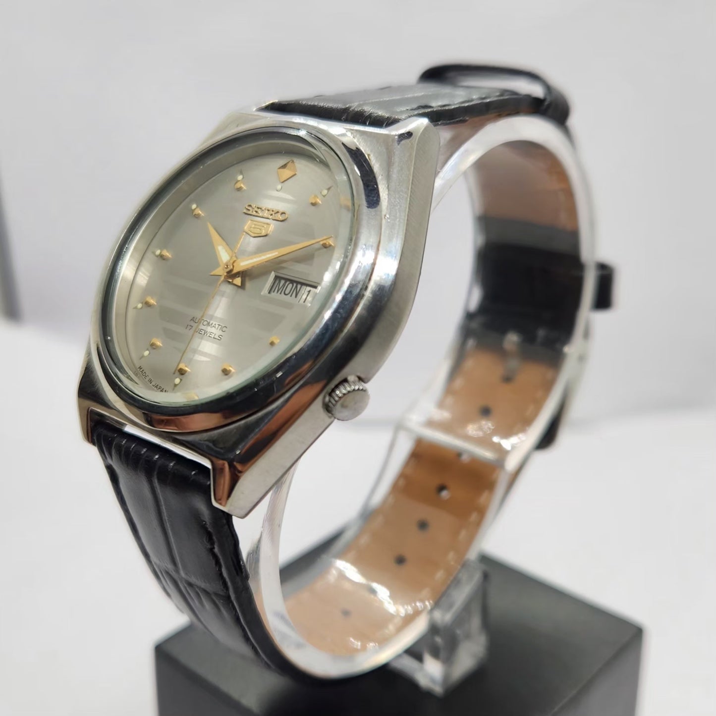 Vintage 1983 Original Seiko 5 Automatic 7009-3040 Silver Face 17 Jewels Day-Date Japanese Men's Wrist Watch SA04