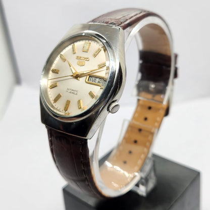 Vintage 1985 Original Seiko 5 Automatic 7009-8980 Cream Face 17 Jewels Day-Date Japanese Men's Wrist Watch SA17