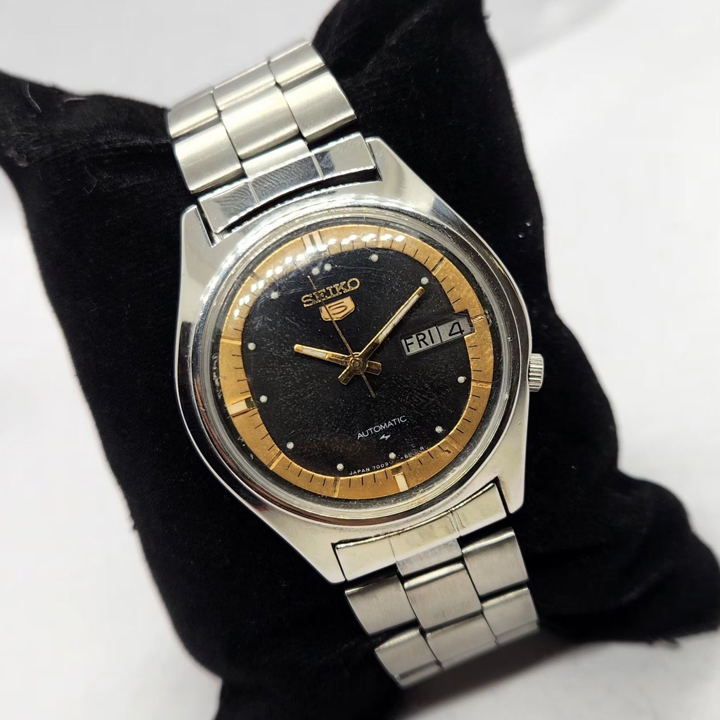 Vintage 1981 Original Seiko 5 Automatic 7009-529B Black Face 17 Jewels Day-Date Japanese Men's Wrist Watch SA20