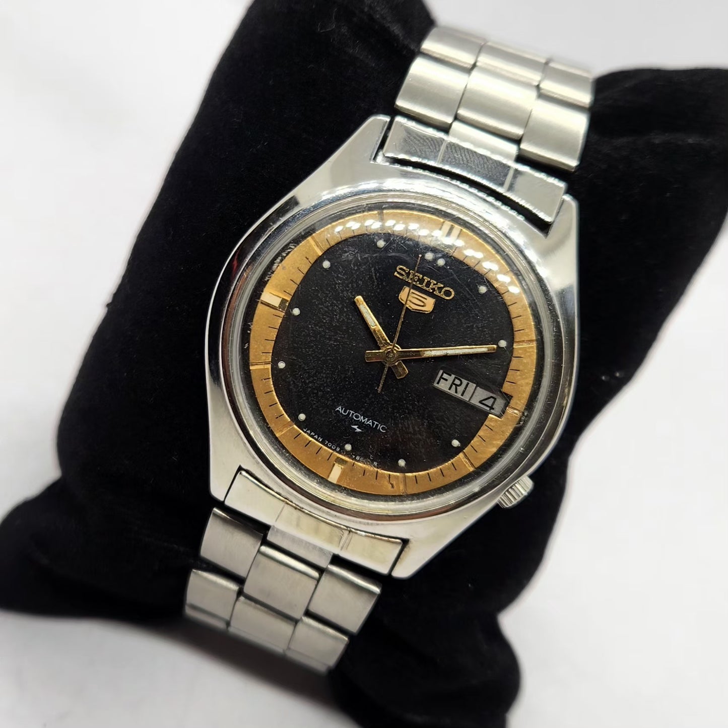 Vintage 1981 Original Seiko 5 Automatic 7009-529B Black Face 17 Jewels Day-Date Japanese Men's Wrist Watch SA20