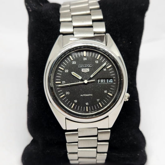 Vintage 1977 Original Seiko 5 Automatic 7009-3040 Black Face 17 Jewels Day-Date Japanese Men's Wrist Watch SA25
