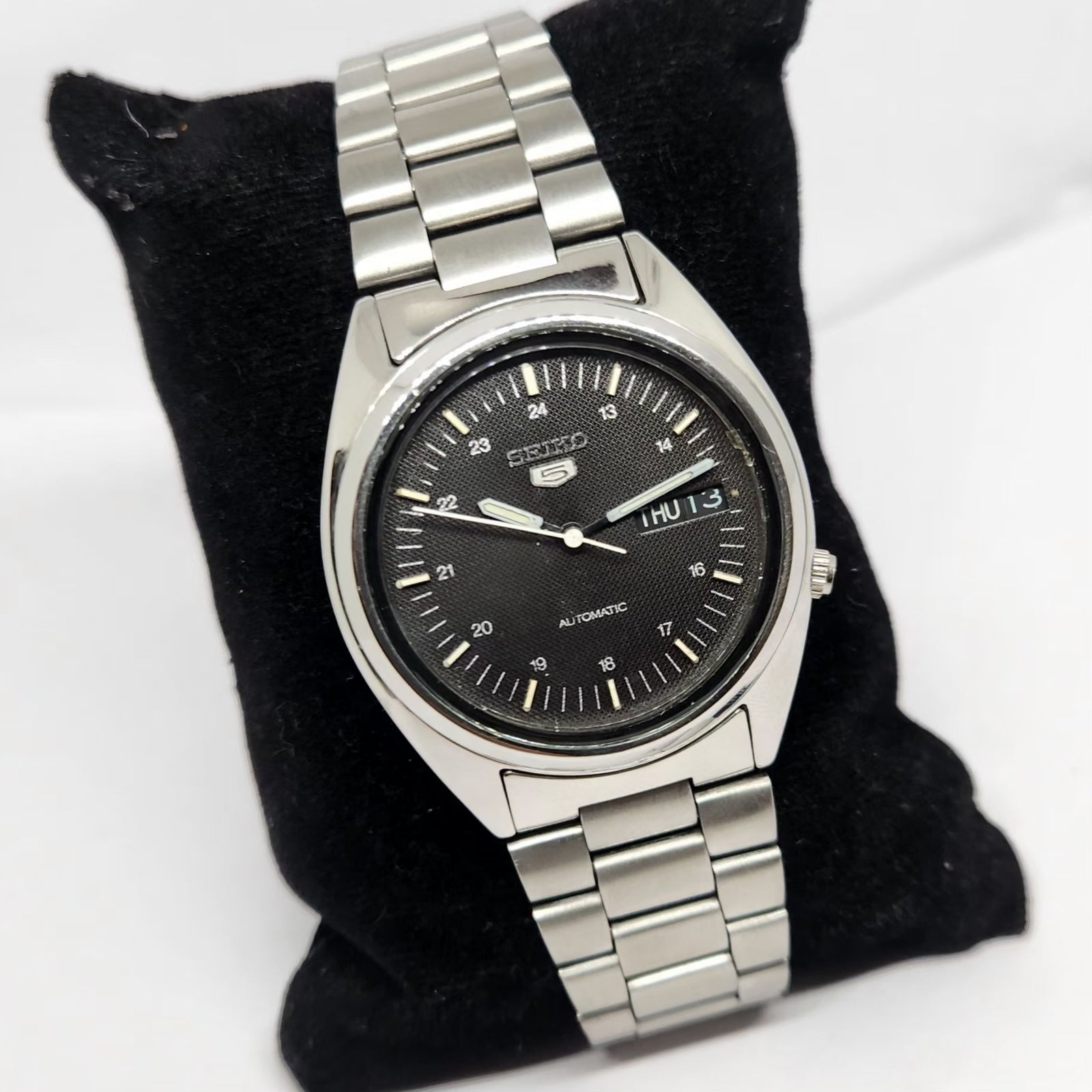 Vintage 1983 Original Seiko 5 Automatic 7009-3041 Black Face 17 Jewels Day-Date Japanese Men's Wrist Watch SA26