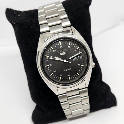 Vintage 1983 Original Seiko 5 Automatic 7009-3041 Black Face 17 Jewels Day-Date Japanese Men's Wrist Watch SA26