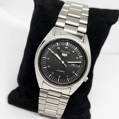 Vintage 1983 Original Seiko 5 Automatic 7009-3041 Black Face 17 Jewels Day-Date Japanese Men's Wrist Watch SA26