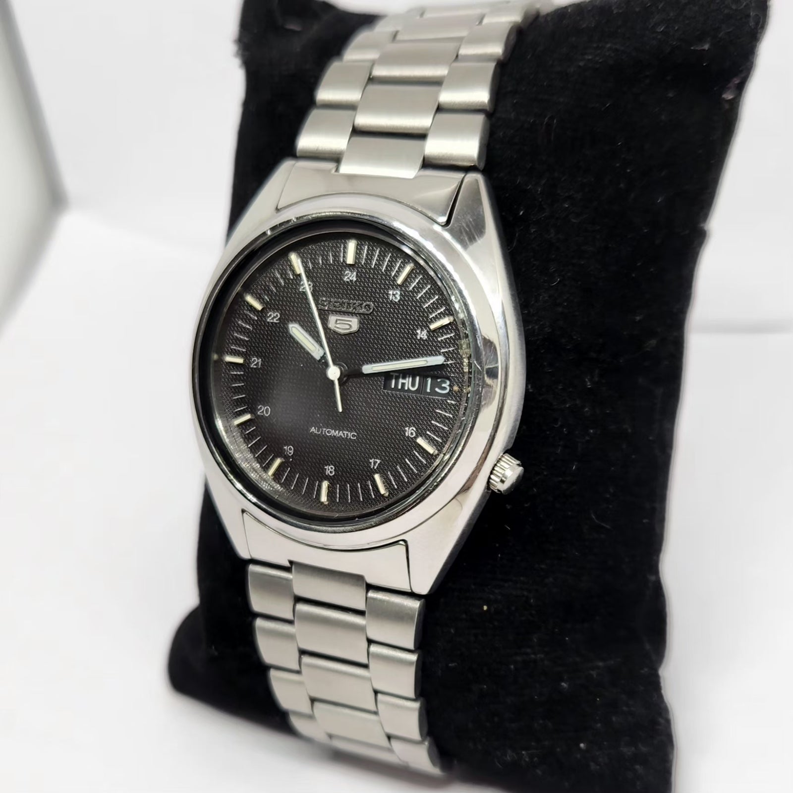 Vintage 1983 Original Seiko 5 Automatic 7009-3041 Black Face 17 Jewels Day-Date Japanese Men's Wrist Watch SA26