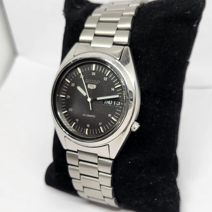Vintage 1983 Original Seiko 5 Automatic 7009-3041 Black Face 17 Jewels Day-Date Japanese Men's Wrist Watch SA26