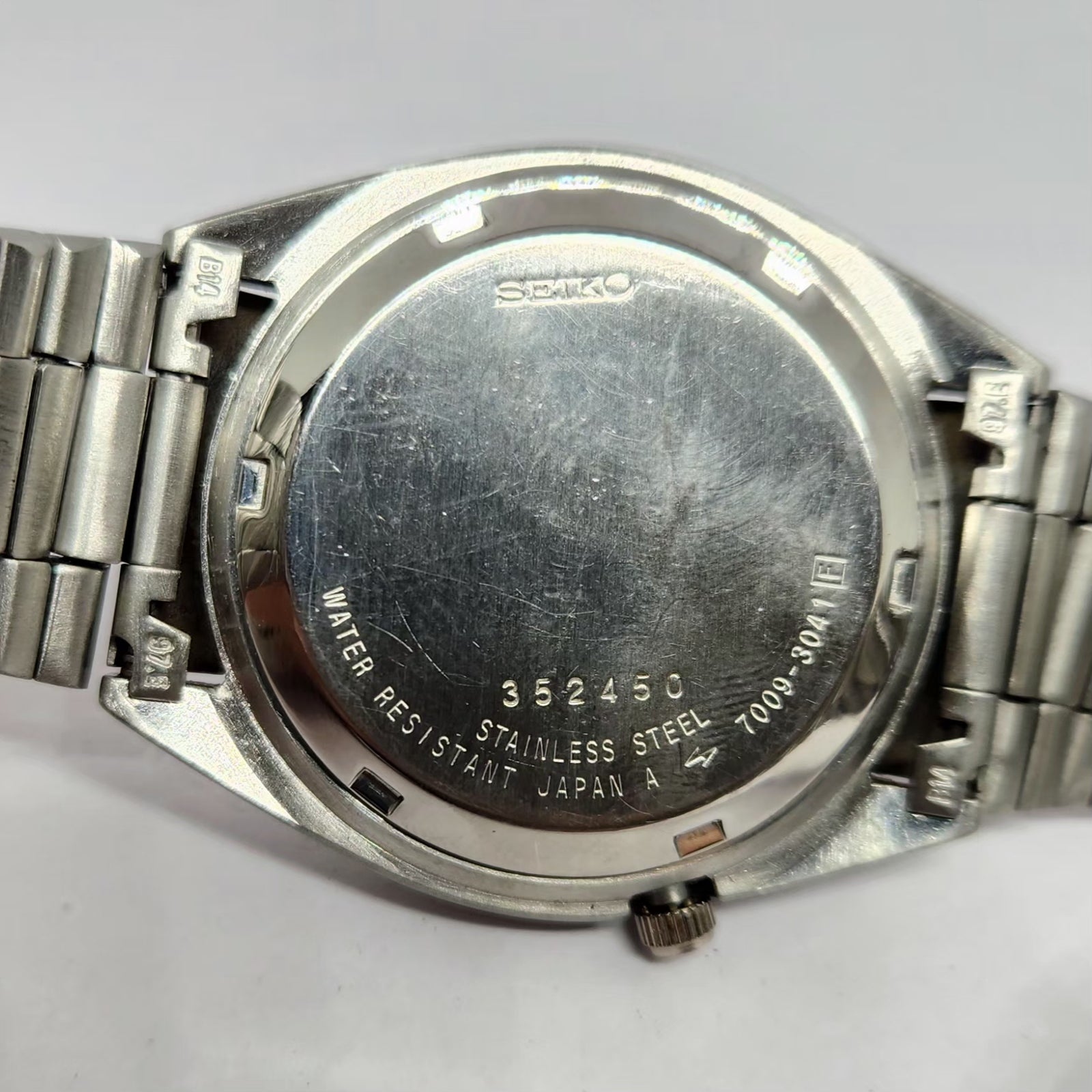 Vintage 1983 Original Seiko 5 Automatic 7009-3041 Black Face 17 Jewels Day-Date Japanese Men's Wrist Watch SA26