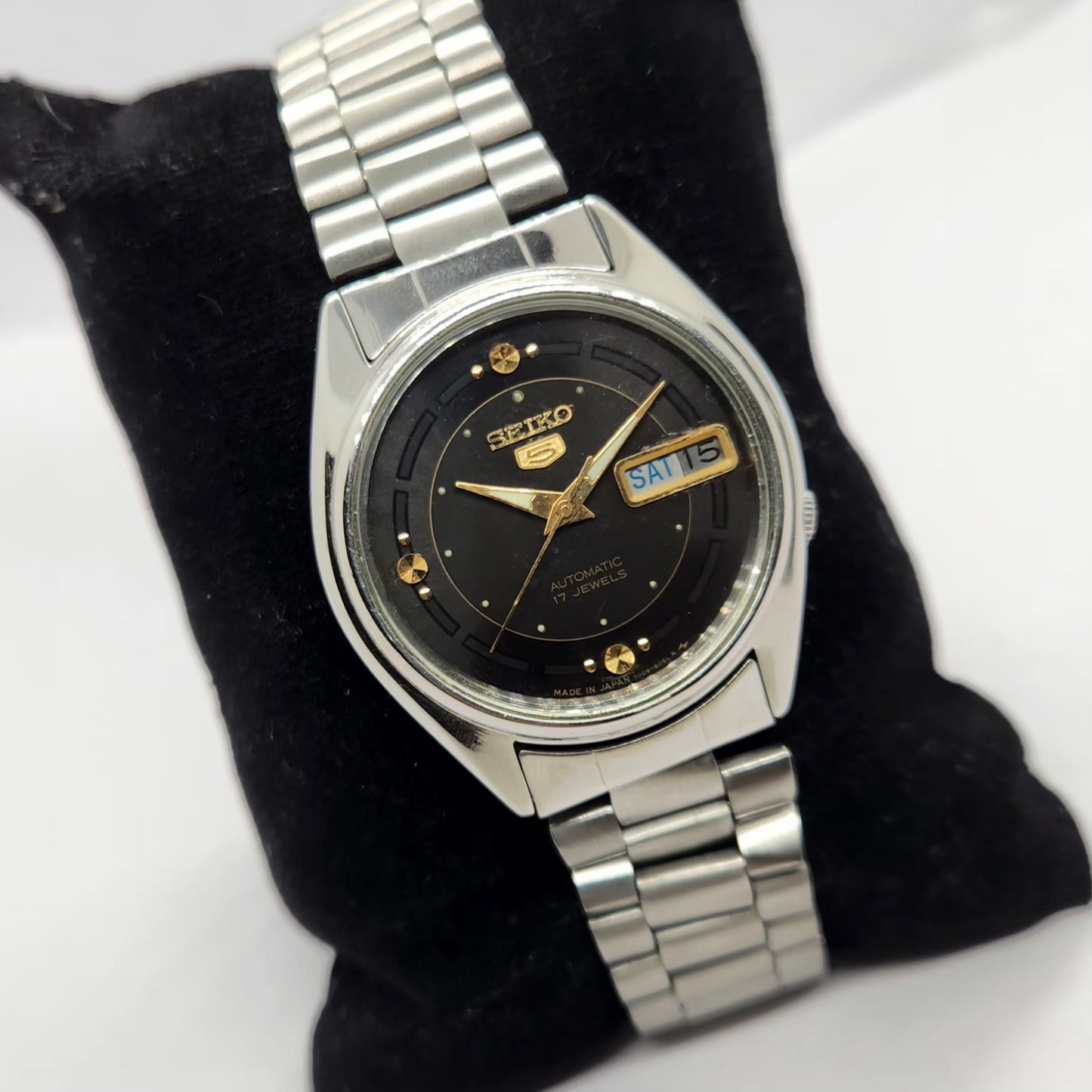 Vintage 1984 Original Seiko 5 Automatic 7009-6001 Black Face 17 Jewels Day-Date Japanese Men's Wrist Watch SA28