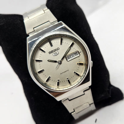 Vintage 1984 Original Seiko 5 Automatic 6309-8820 White Face 17 Jewels Day-Date Japanese Men's Wrist Watch SA36