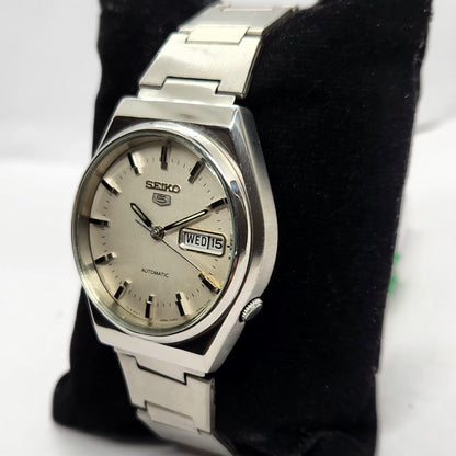 Vintage 1984 Original Seiko 5 Automatic 6309-8820 White Face 17 Jewels Day-Date Japanese Men's Wrist Watch SA36