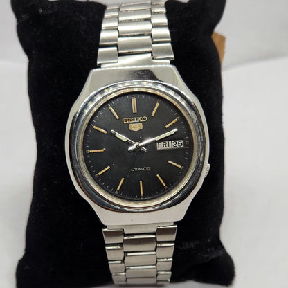 Vintage 1975 Original Seiko 5 Automatic 7005-8022 Black Face 17 Jewels Day-Date Japanese Men's Wrist Watch SA37