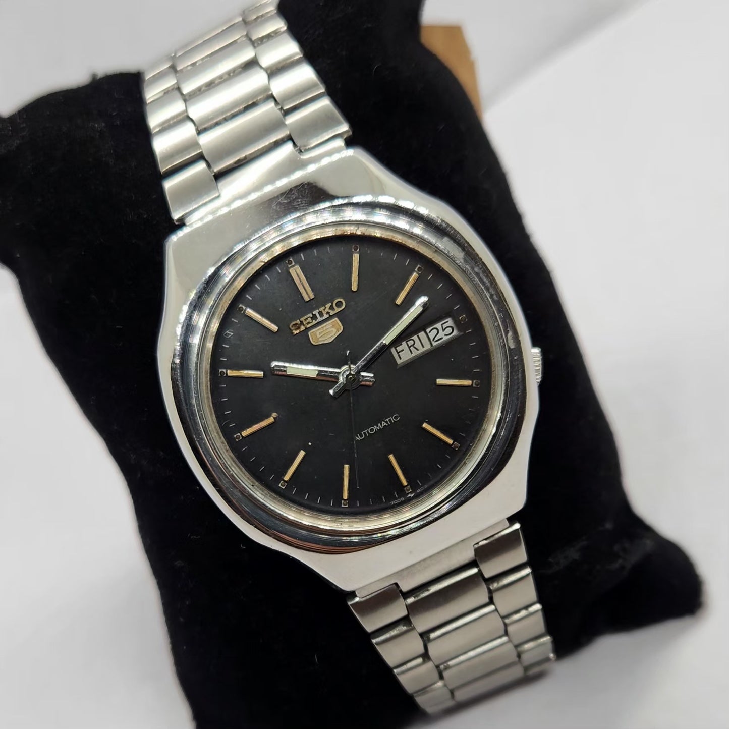 Vintage 1975 Original Seiko 5 Automatic 7005-8022 Black Face 17 Jewels Day-Date Japanese Men's Wrist Watch SA37