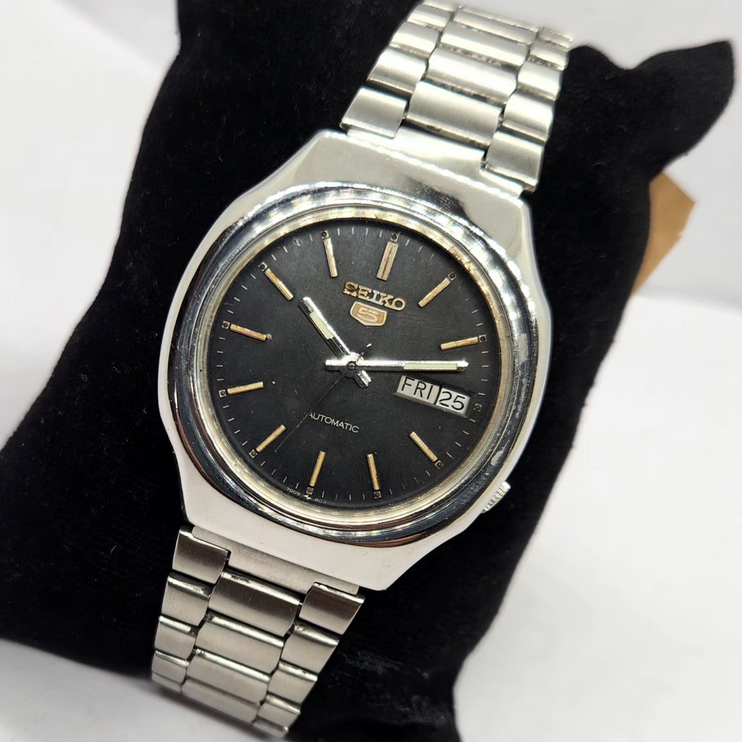 Vintage 1975 Original Seiko 5 Automatic 7005-8022 Black Face 17 Jewels Day-Date Japanese Men's Wrist Watch SA37