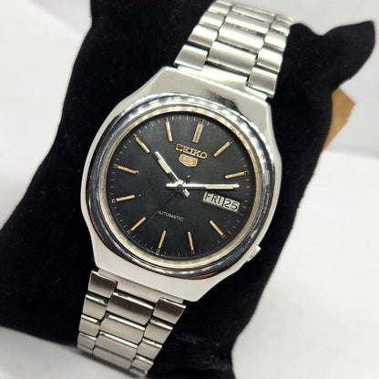 Vintage 1975 Original Seiko 5 Automatic 7005-8022 Black Face 17 Jewels Day-Date Japanese Men's Wrist Watch SA37