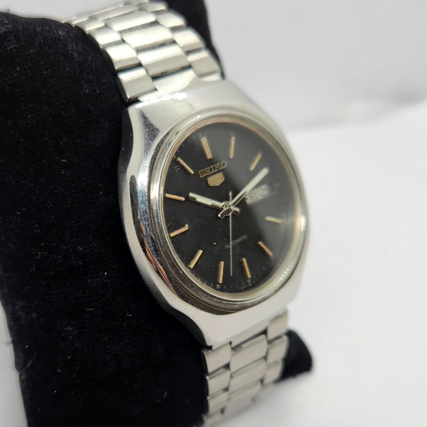Vintage 1975 Original Seiko 5 Automatic 7005-8022 Black Face 17 Jewels Day-Date Japanese Men's Wrist Watch SA37