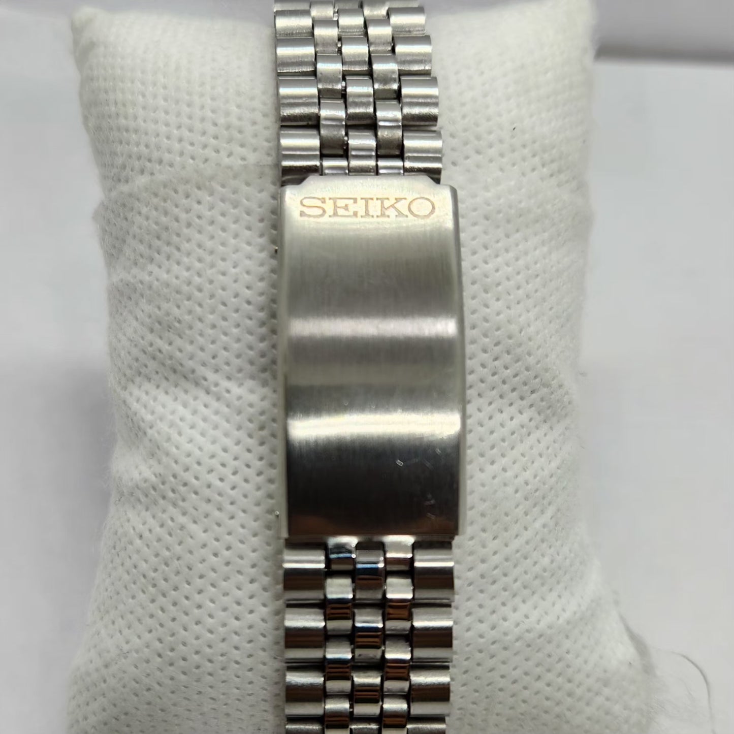 Vintage 1985 Original Seiko 5 Automatic 7009-6001 White Face 17 Jewels Day-Date Japanese Men's Wrist Watch SA41