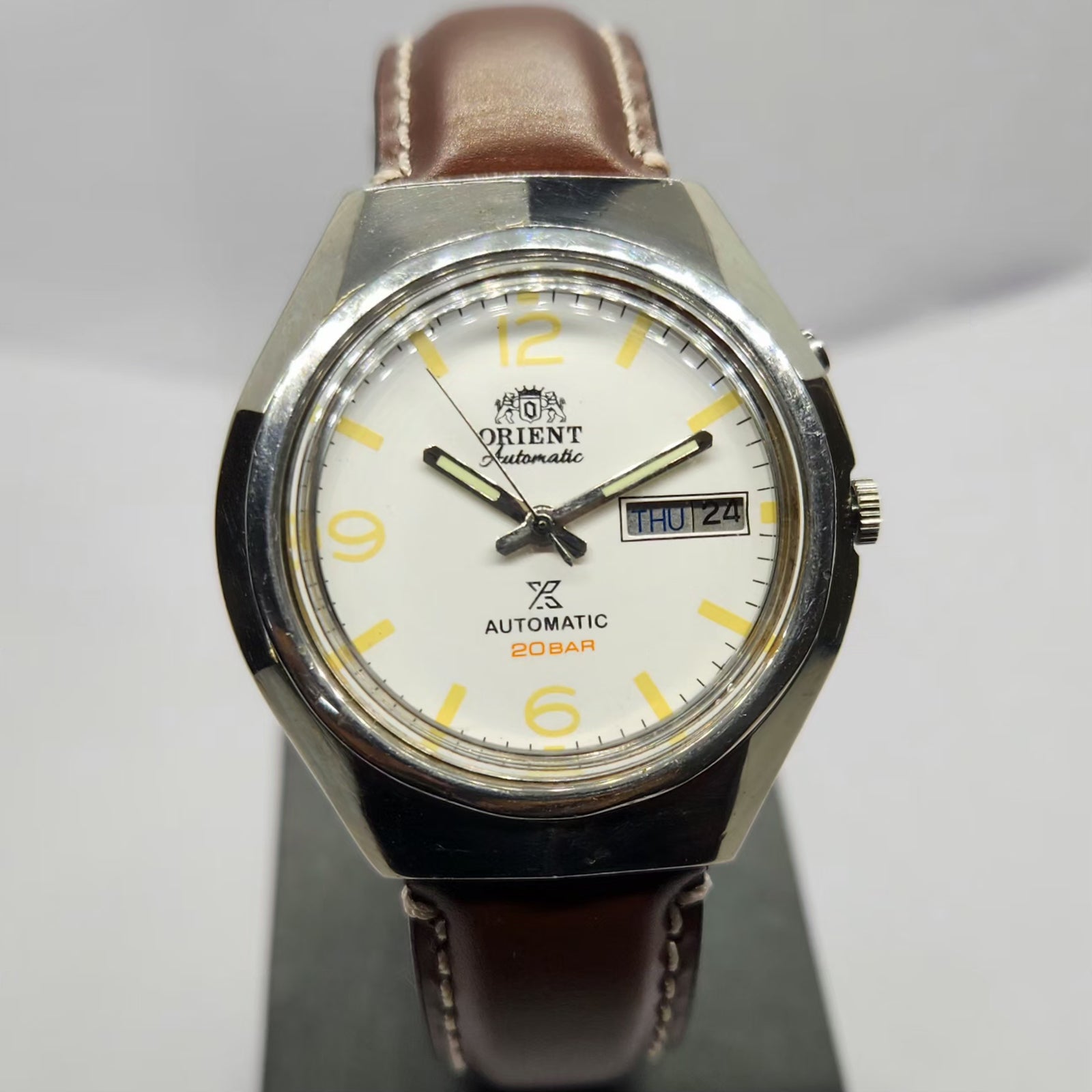 Vintage Mod Orient Automatic 46941 21 Jewels White Face Day-Date Men's Wrist Watch OR01