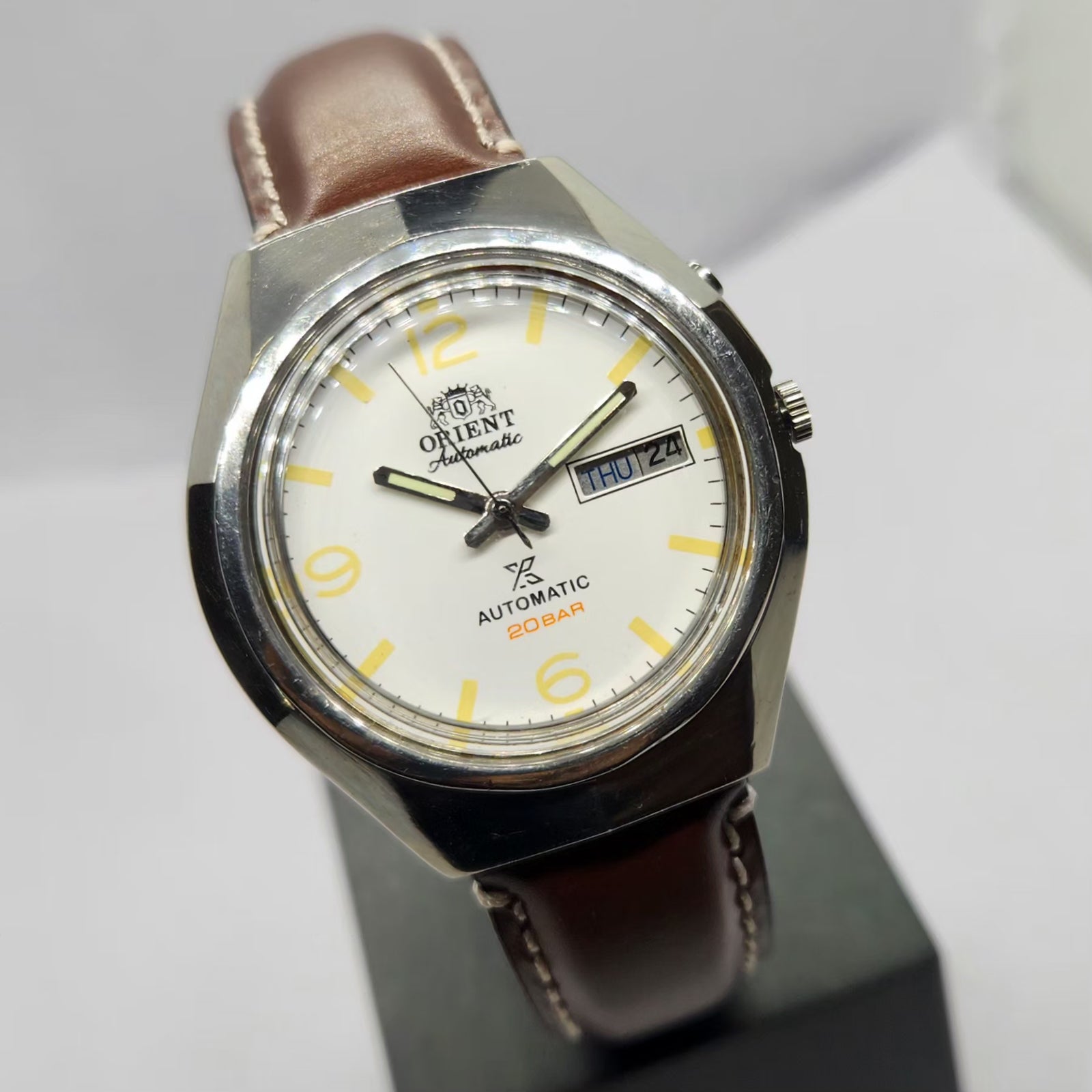 Vintage Mod Orient Automatic 46941 21 Jewels White Face Day-Date Men's Wrist Watch OR01