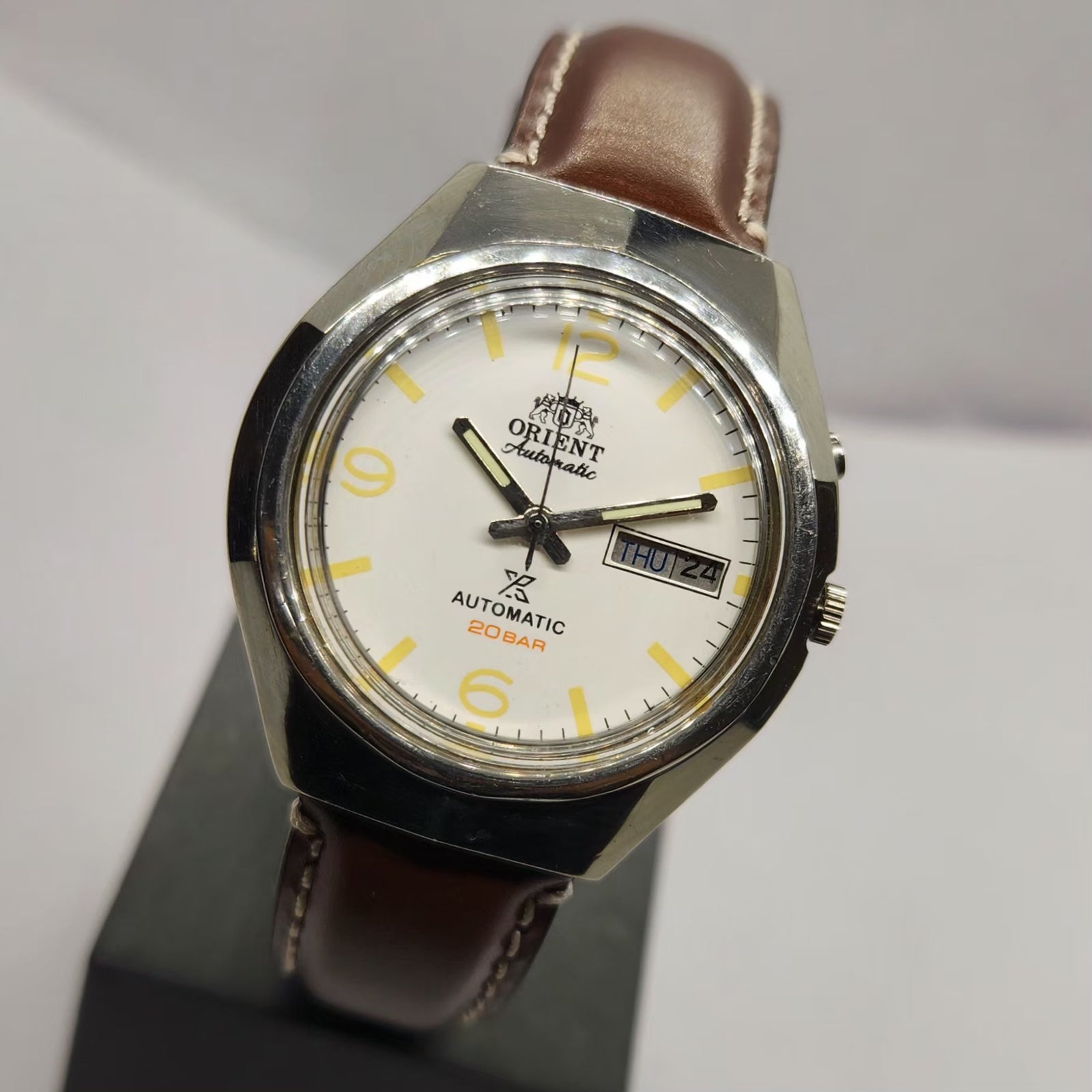 Vintage Mod Orient Automatic 46941 21 Jewels White Face Day-Date Men's Wrist Watch OR01