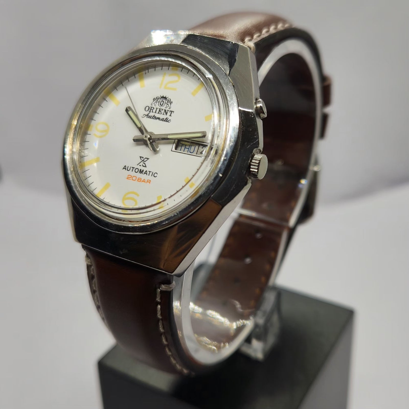 Vintage Mod Orient Automatic 46941 21 Jewels White Face Day-Date Men's Wrist Watch OR01