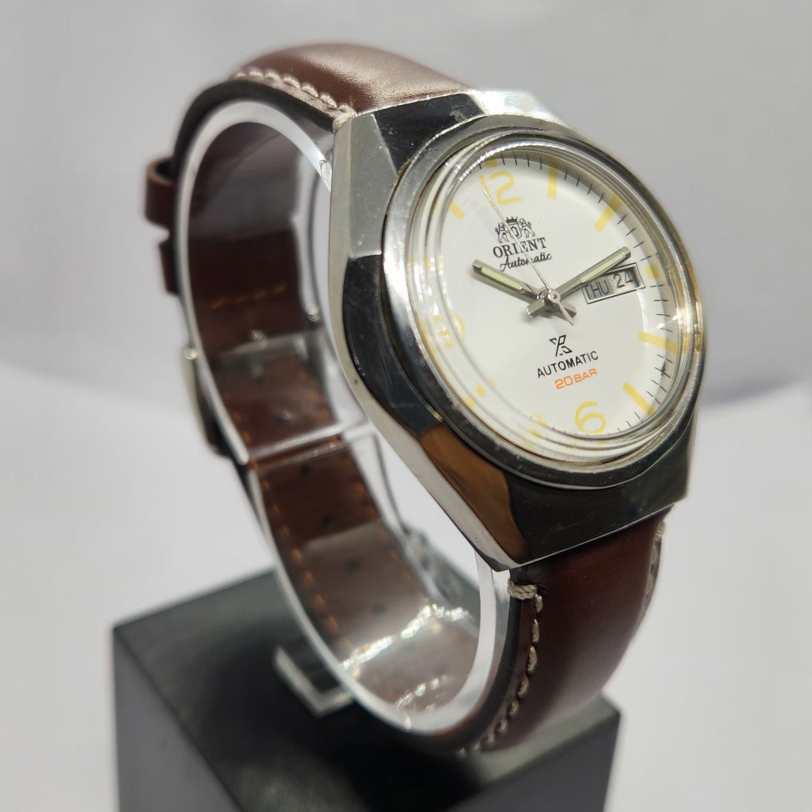 Vintage Mod Orient Automatic 46941 21 Jewels White Face Day-Date Men's Wrist Watch OR01