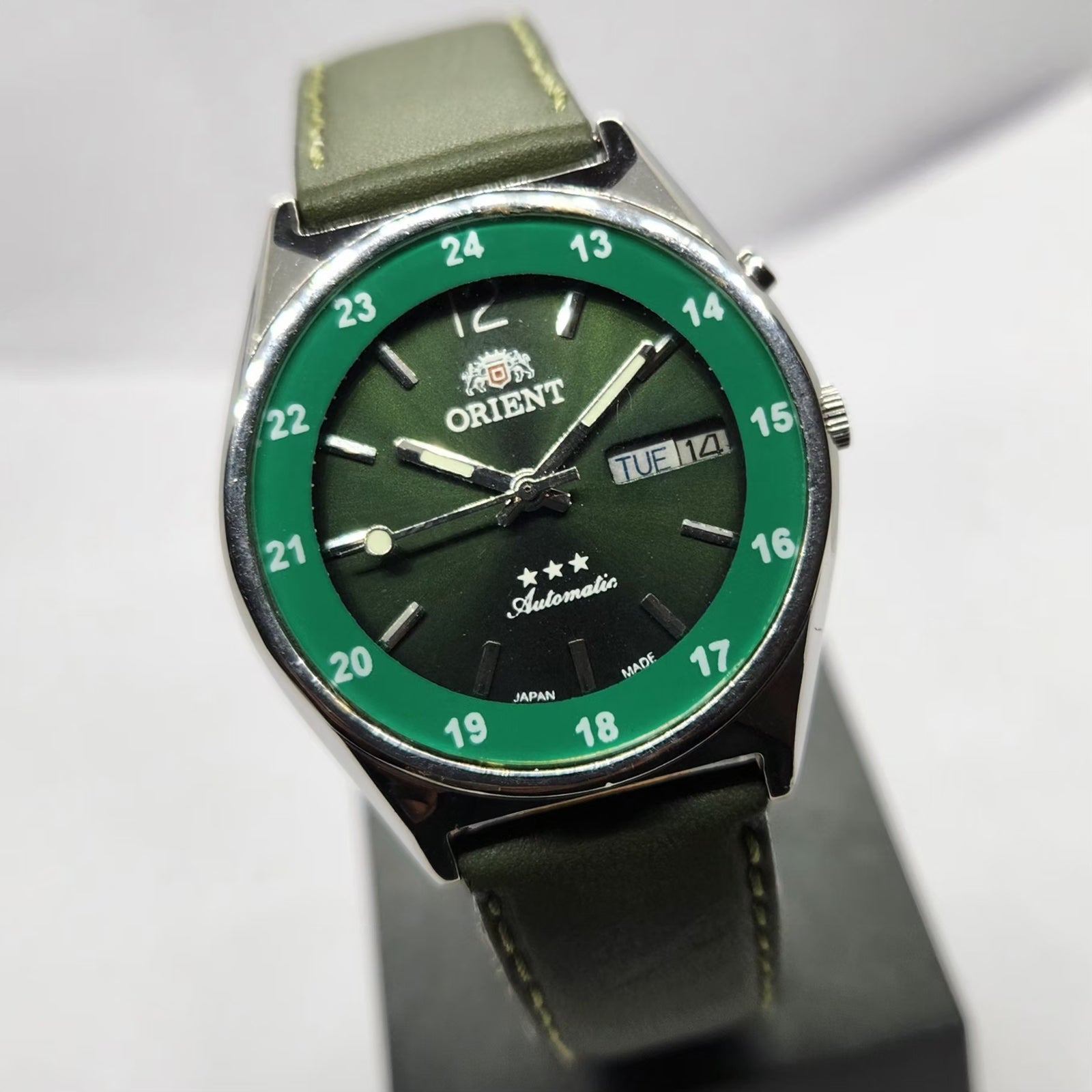 Vintage Mod Orient Automatic 46941 21 Jewels Green Face Day-Date Men's Wrist Watch OR14