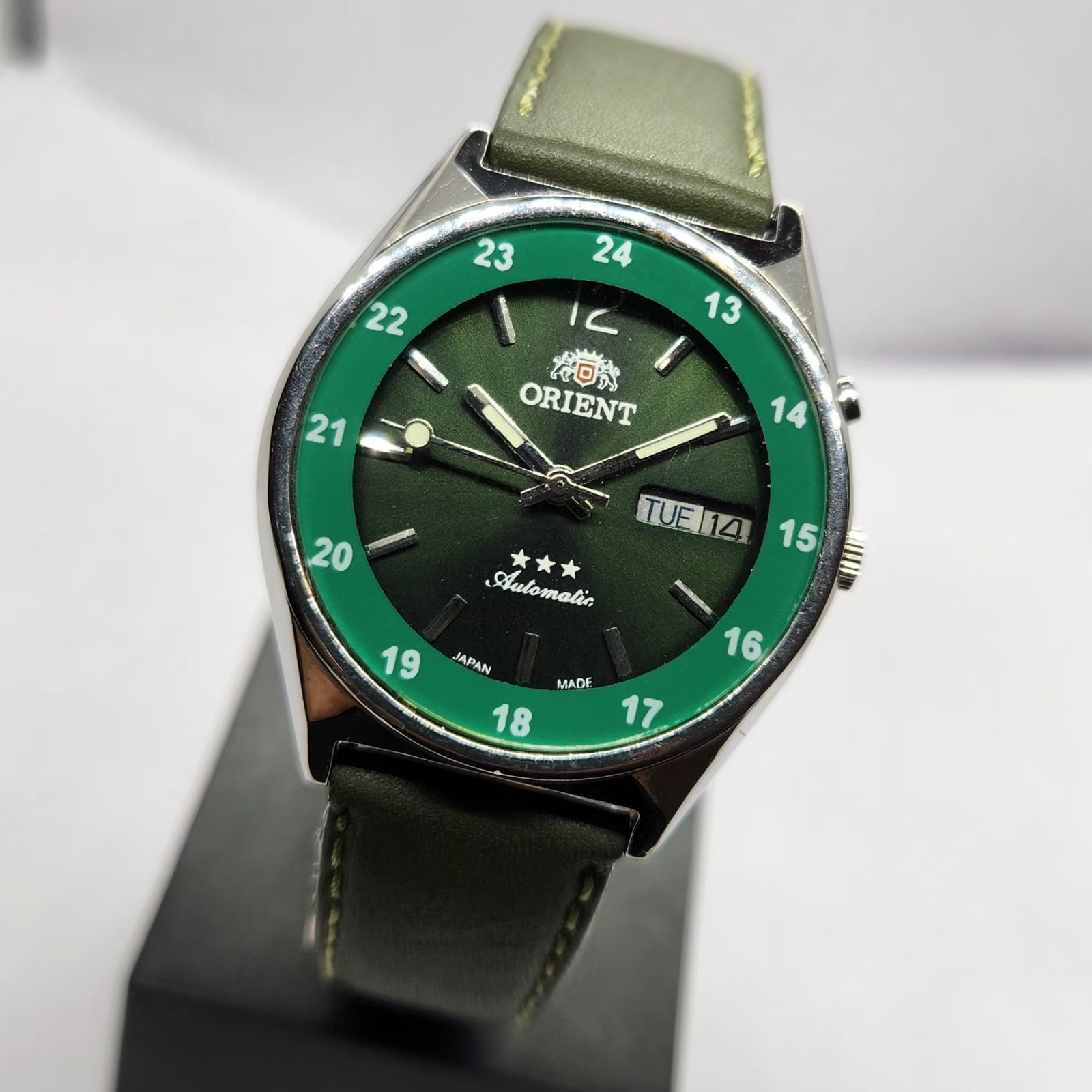 Vintage Mod Orient Automatic 46941 21 Jewels Green Face Day-Date Men's Wrist Watch OR14